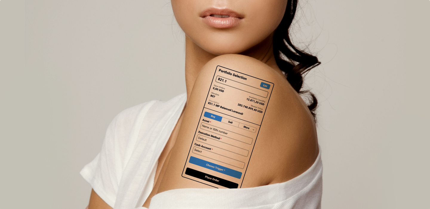 Žena s tetováním zobrazujícím uživatelské rozhraní aplikace pro nákup a prodej aktiv na rameni.