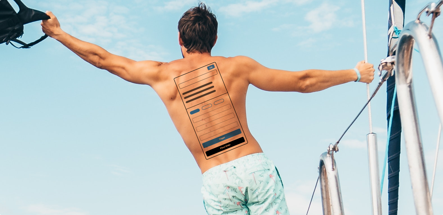 Muž s tetováním uživatelského rozhraní na zádech.