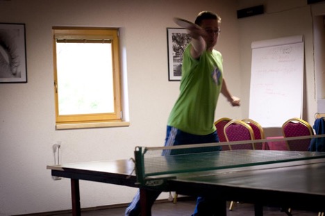 Osoba hrající stolní tenis v místnosti