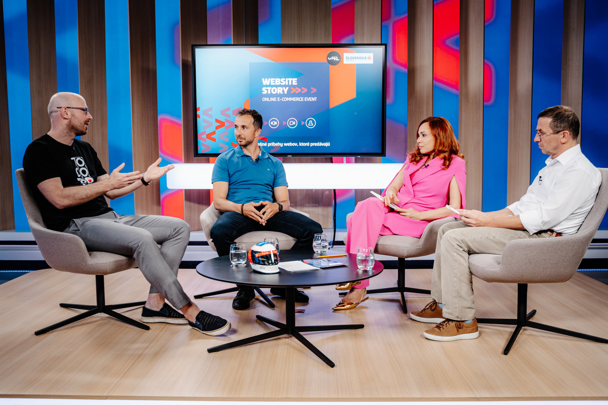 Diskuse čtyř lidí ve studiu během události Website Story III. Jak dál v době nejisté?