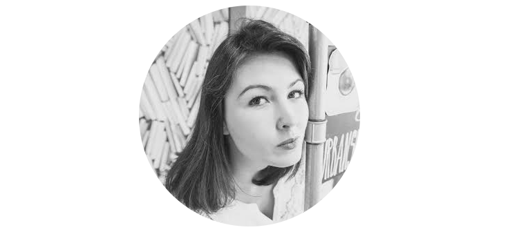 Žena pózující před kreativním pozadím