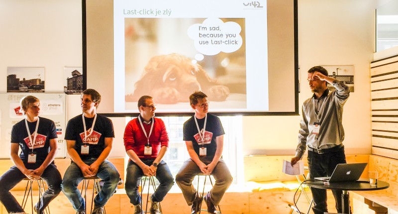 Panelová diskuse na MeasureCamp na Slovensku s prezentací o Last-click atribuci