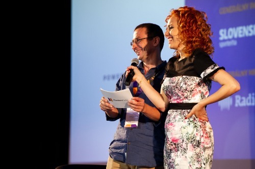 Dva moderátoři na pódiu během konference MastersGate