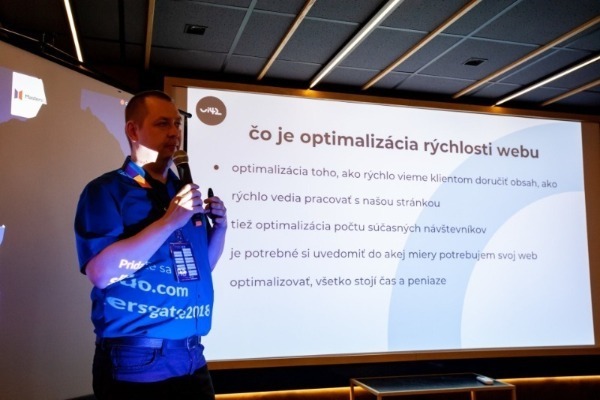 Prezentace o optimalizaci rychlosti webu s přednášejícím na pódiu
