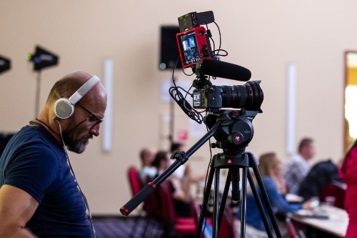 Kameraman připravuje vybavení na konferenci
