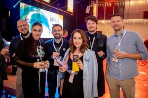 Marketing Rulezz surfoval na vlnách digitálních změn se žlutými ponožkami.