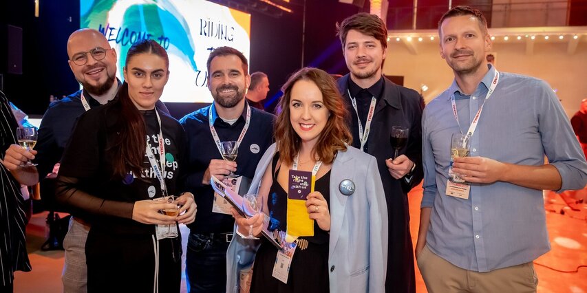 Marketing Rulezz surfoval na vlnách digitálních změn se žlutými ponožkami.