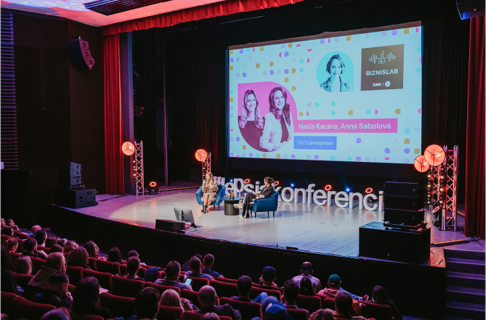 live podcast biznislab na pódiu lepší konference