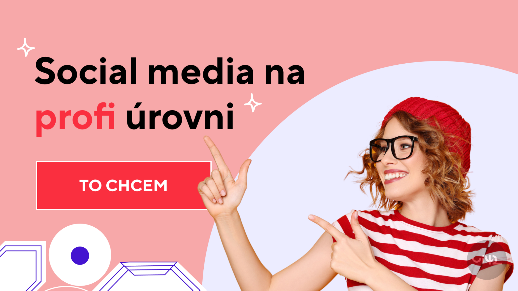 Usmívající se žena s brýlemi a červenou čepicí ukazuje na text 'Social media na profi úrovni'.