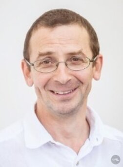 Muž v bílé košili s brýlemi