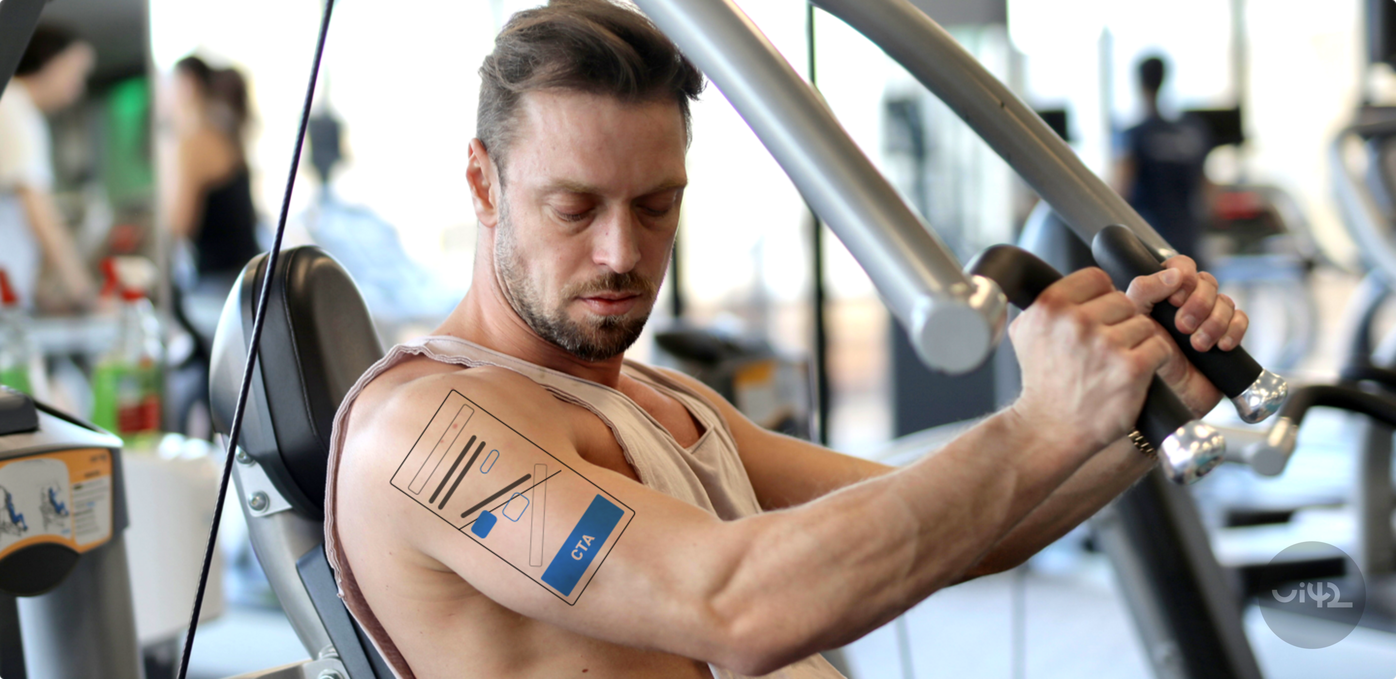 Muž cvičí v posilovně na stroji a má na rameni tetování připomínající uživatelské rozhraní s tlačítkem CTA.