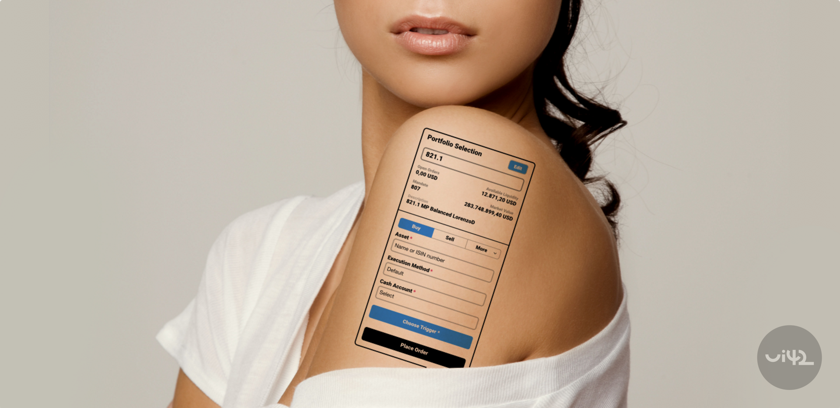 Žena s tetováním zobrazujícím uživatelské rozhraní aplikace pro nákup a prodej aktiv na rameni.