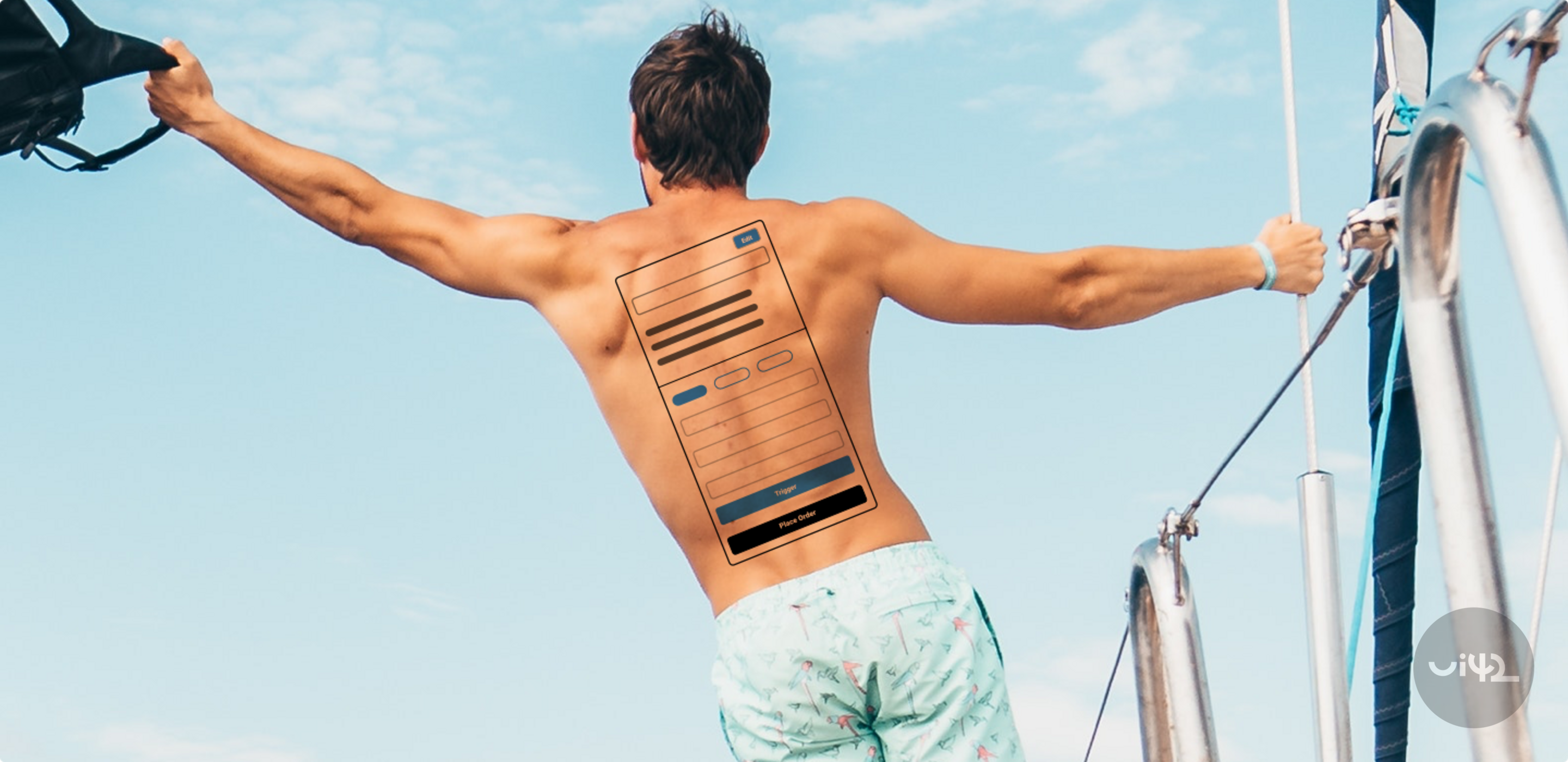 Muž s tetováním uživatelského rozhraní na zádech.