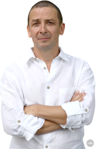 Muž v bielej košeli s prekríženými rukami