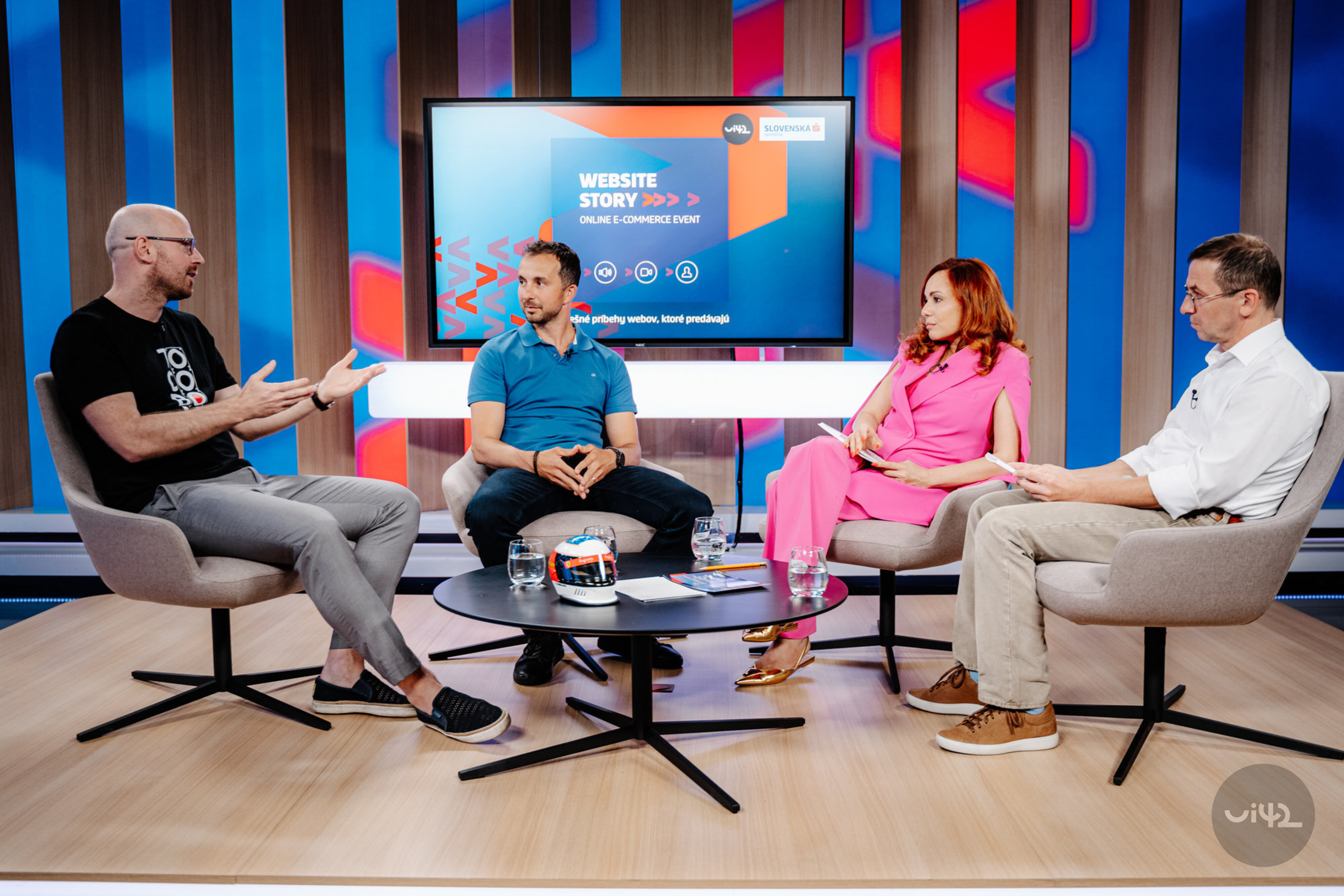 Diskuse čtyř lidí ve studiu během události Website Story III. Jak dál v době nejisté?