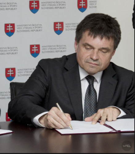 Muž podepisující dokument na Ministerstvu školství, vědy, výzkumu a sportu Slovenské republiky