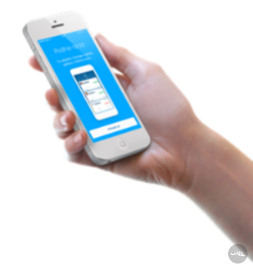 Ruka držící smartphone s otevřenou aplikací internetového bankovnictví