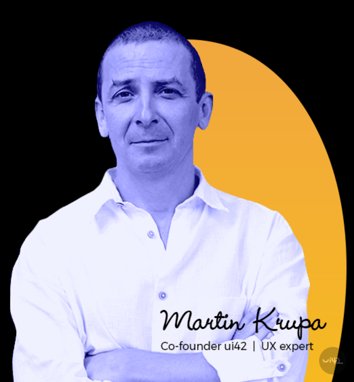 Muž v bílé košili, s jménem Martin Krupa, spoluzakladatel ui42 a UX expert, na grafickém pozadí.