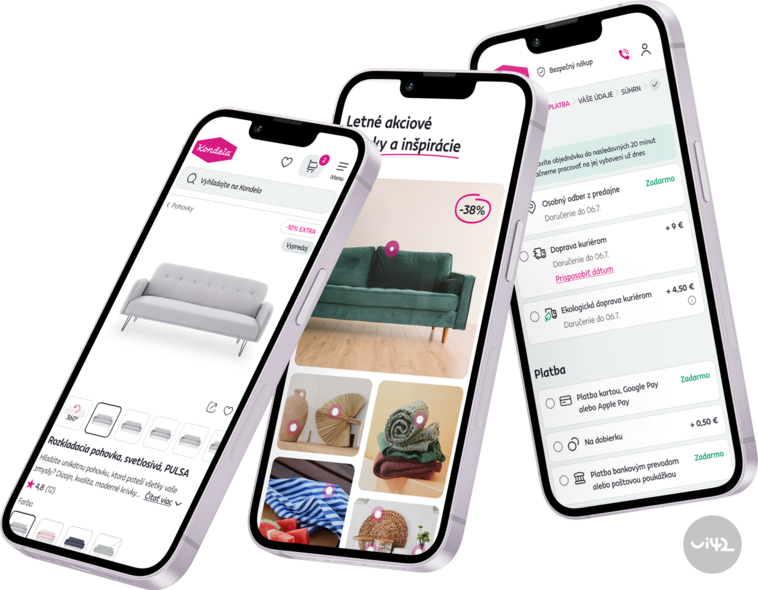 Tři mobilní telefony zobrazující různá uživatelská rozhraní nábytkové aplikace s nabídkou pohovek a platebními možnostmi.