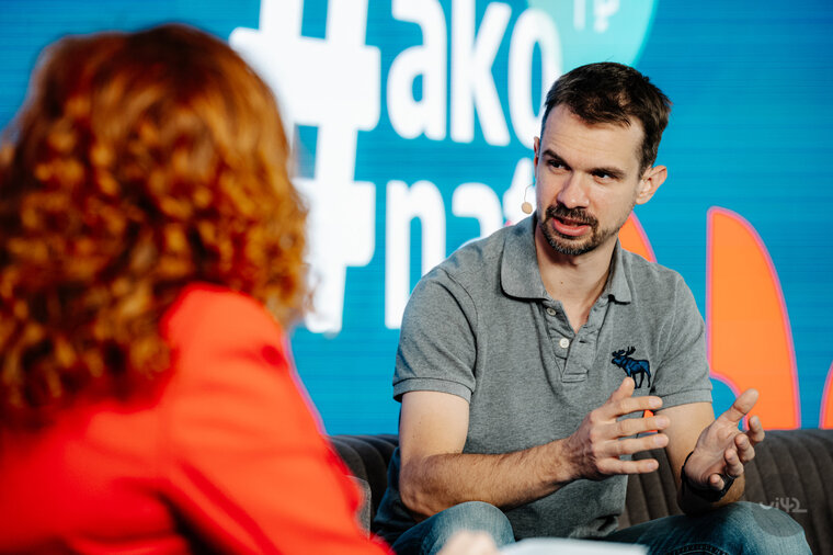 Diskuse mezi dvěma účastníky na online konferenci Website Story II s hashtagem v pozadí.