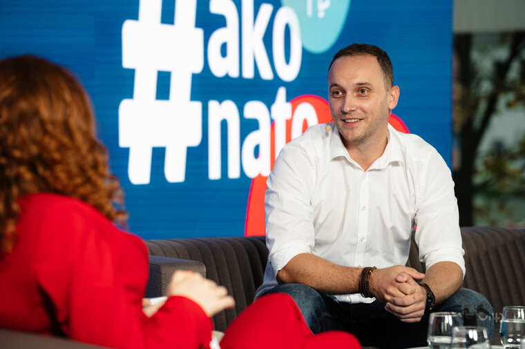 Diskuse na online konferenci s účastníky na pohovce, hashtag #akonato v pozadí