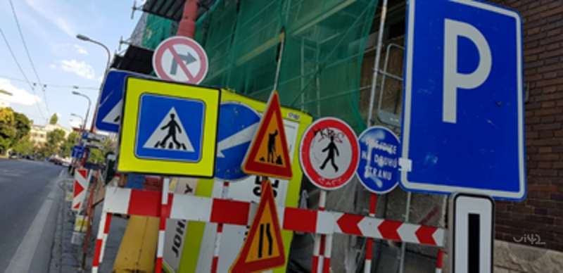 Shluk dopravních značek na cestě s překážkami