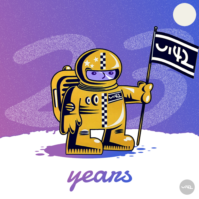 Ilustrace astronauta s vlajkou na Měsíci, číslo 23 v pozadí, text "years" dole.