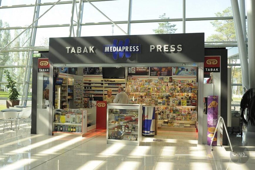 Novinový stánek s nápisem Mediapress, prodej novin, časopisů a tabáku.