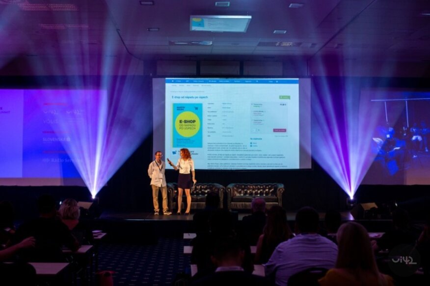 Prezentace knihy o e-shopech na pódiu během konference