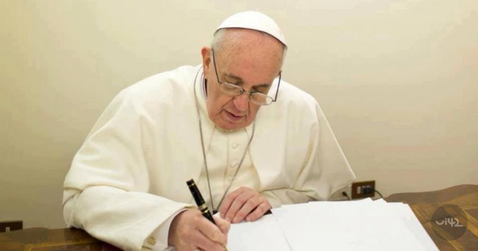 Papež píše na papír u stolu