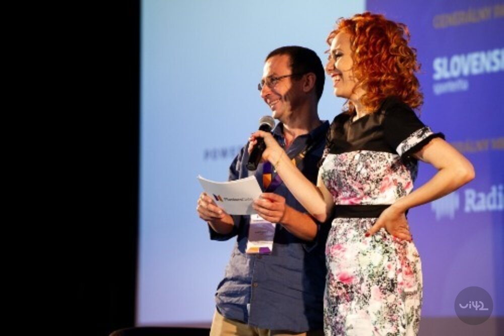 Dva moderátoři na pódiu během konference MastersGate