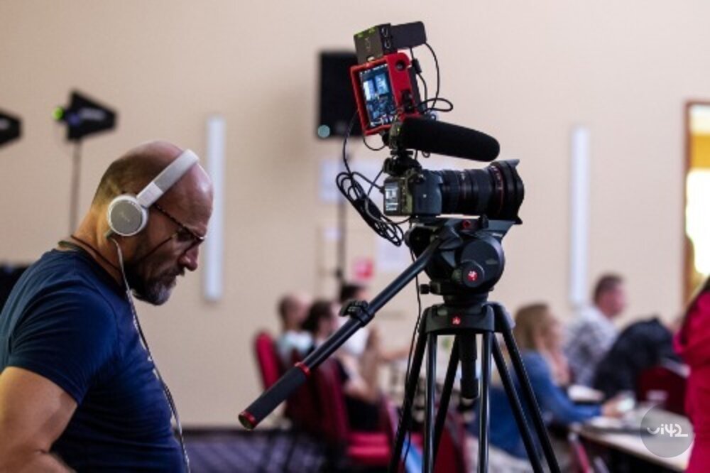 Kameraman připravuje vybavení na konferenci