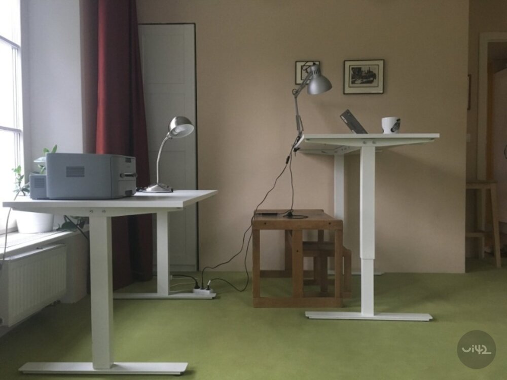 Kancelářský prostor se dvěma nastavitelnými stoly, lampami a tiskárnou