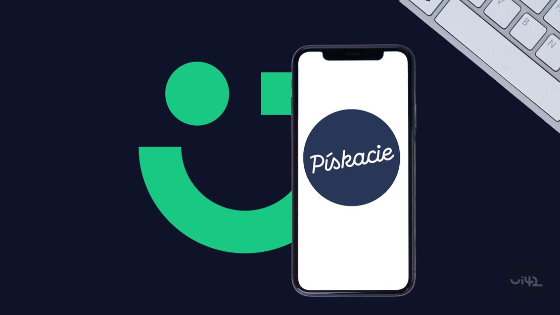 Mobilní telefon s aplikací Pískacie na obrazovce, vedle klávesnice a zeleného loga na tmavomodrém pozadí.