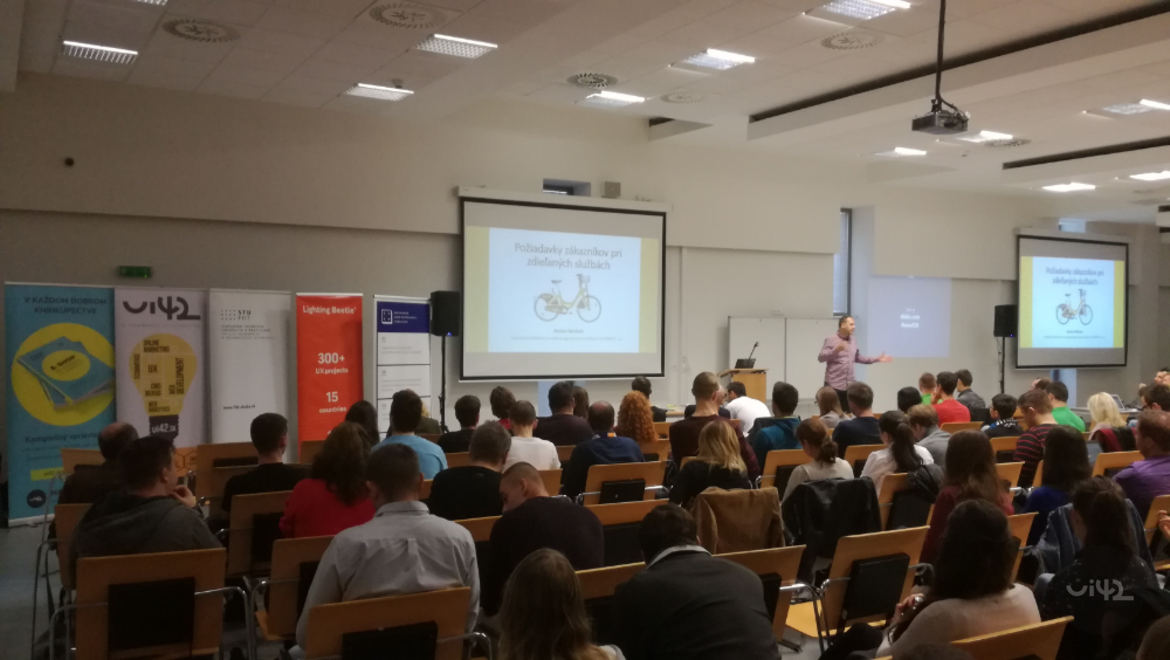 Prezentace na konferenci WUD 2018 s přednášejícím a publikem.