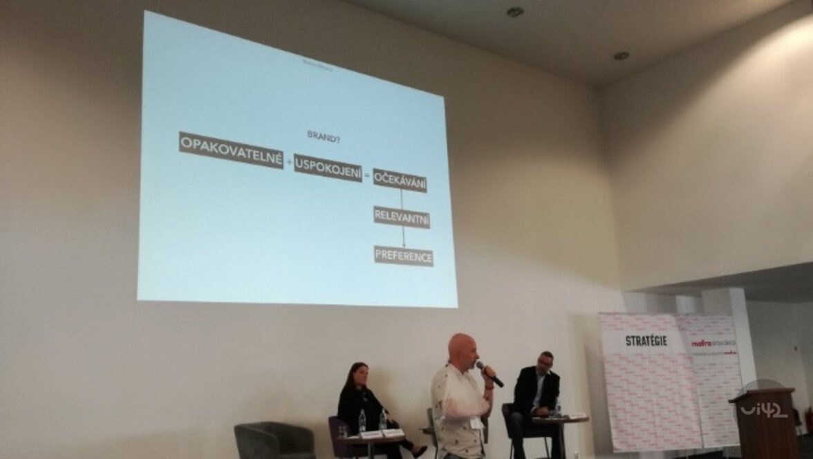 Konference o výkonnostním marketingu s prezentací na plátně