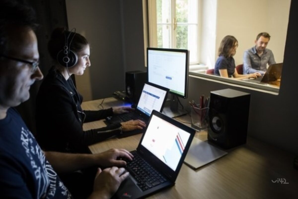 Skupina lidí pracuje na počítačích v kanceláři, testování použitelnosti e-shopu