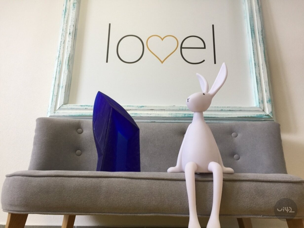 Trofej MastersGate 2019 a bílá figurka zajíčka na lavici před nápisem loveel.