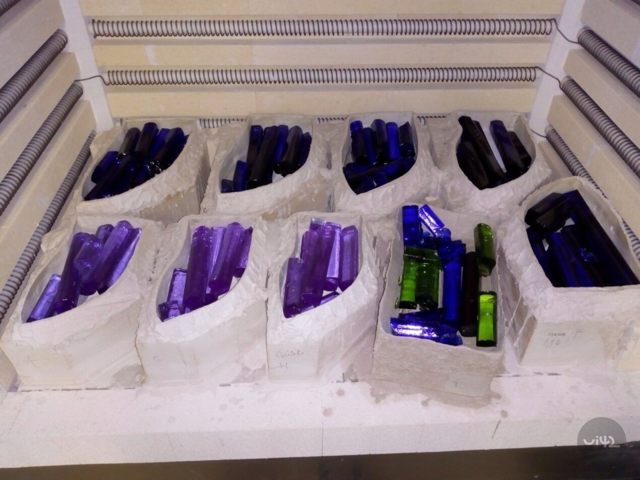 Skleněné bloky různých barev připravené k výrobě trofejí v peci.