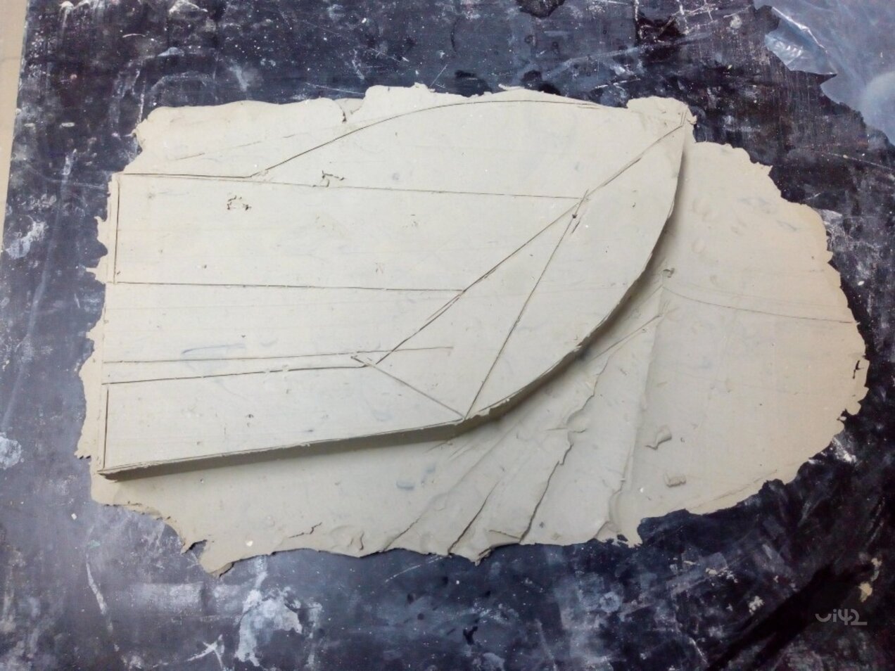 Model hliněné trofeje pro soutěž MastersGate 2019 na pracovním stole.