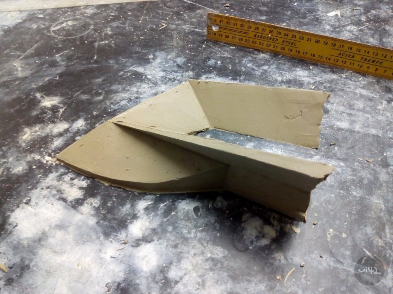 Model hliněné trofeje na MastersGate 2019 s měřítkem v pozadí.