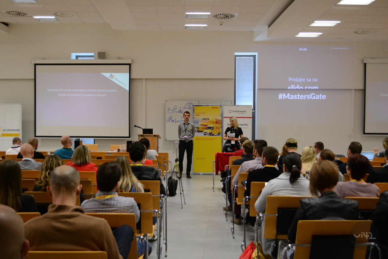 Přednáška na konferenci MastersGate E-commerce Summit s prezentací a účastníky v publiku.