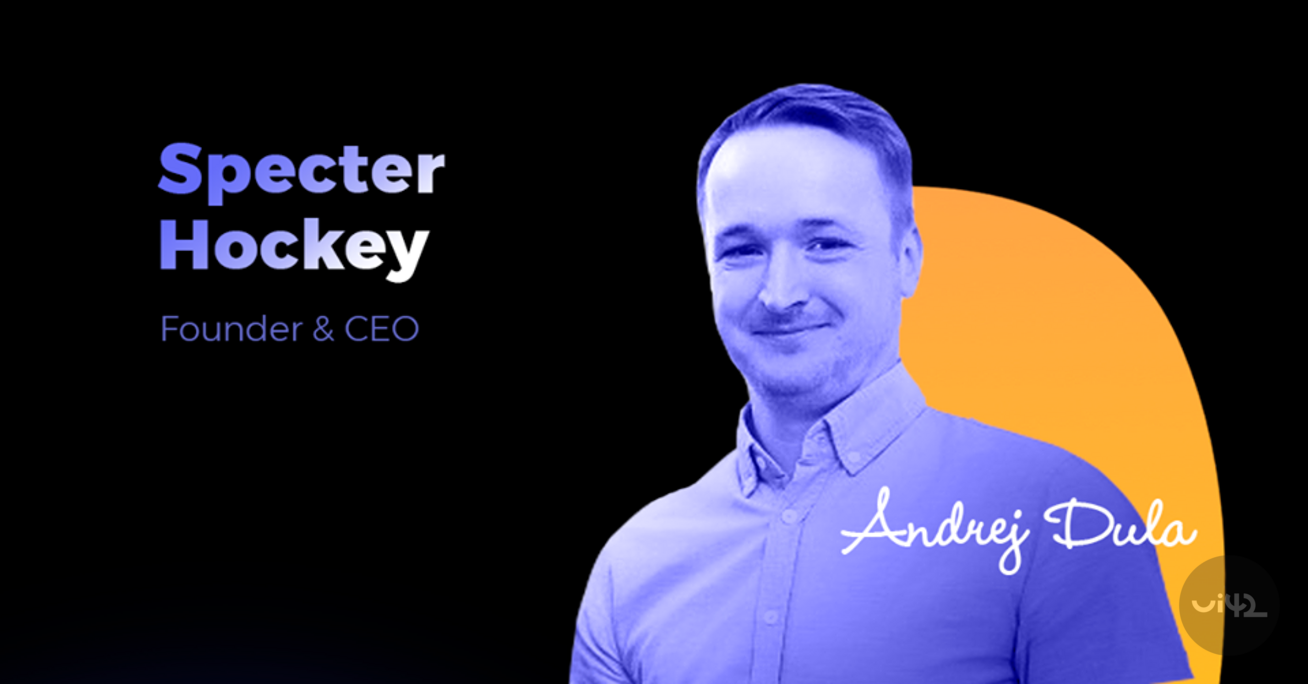 Portrét zakladateľa a CEO firmy Specter Hockey, Andreja Dulu, s nápisom na tmavomodrom pozadí.