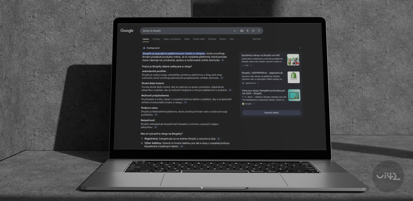 Notebook na stole zobrazuje vyhledávání o Shopify v tmavém režimu na Google.
