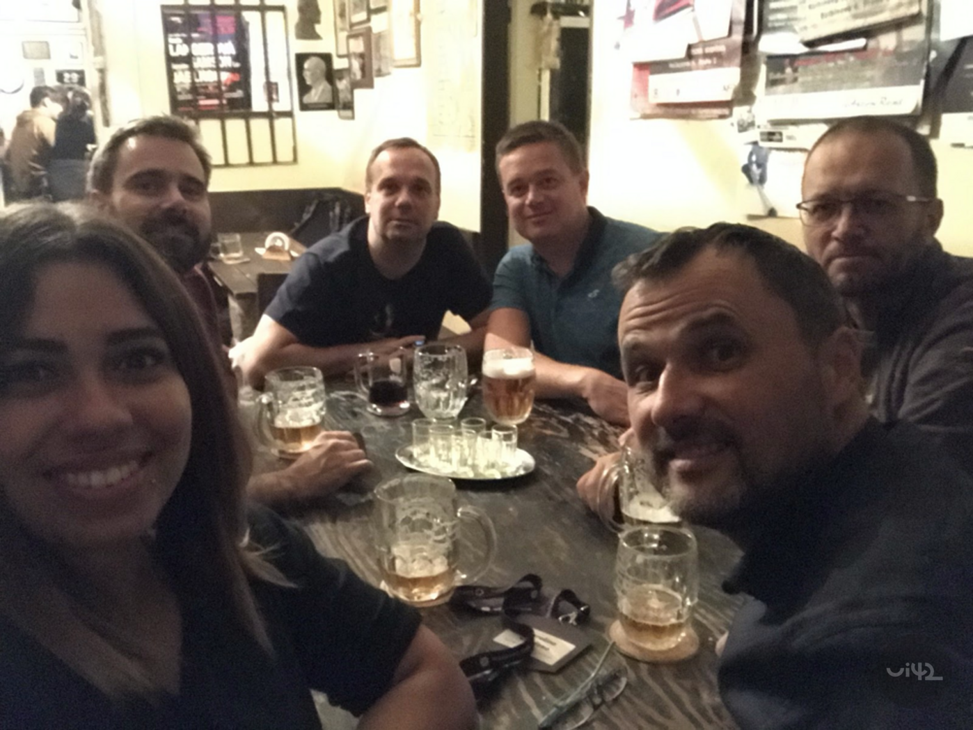 Skupina lidí sedící u stolu s pivem na WebExpo 2019