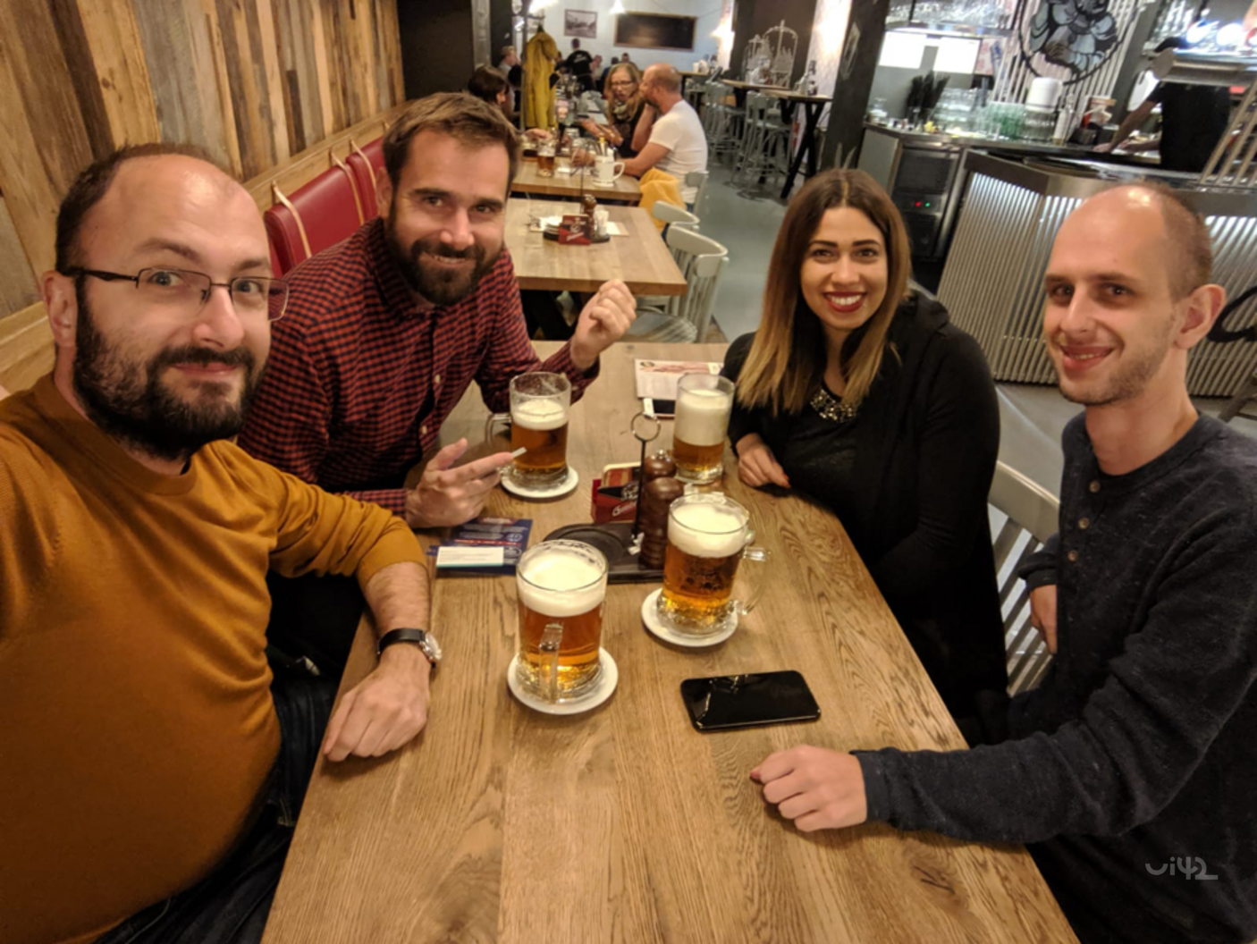 Skupina lidí sedících u stolu s pivem na WebExpo 2019