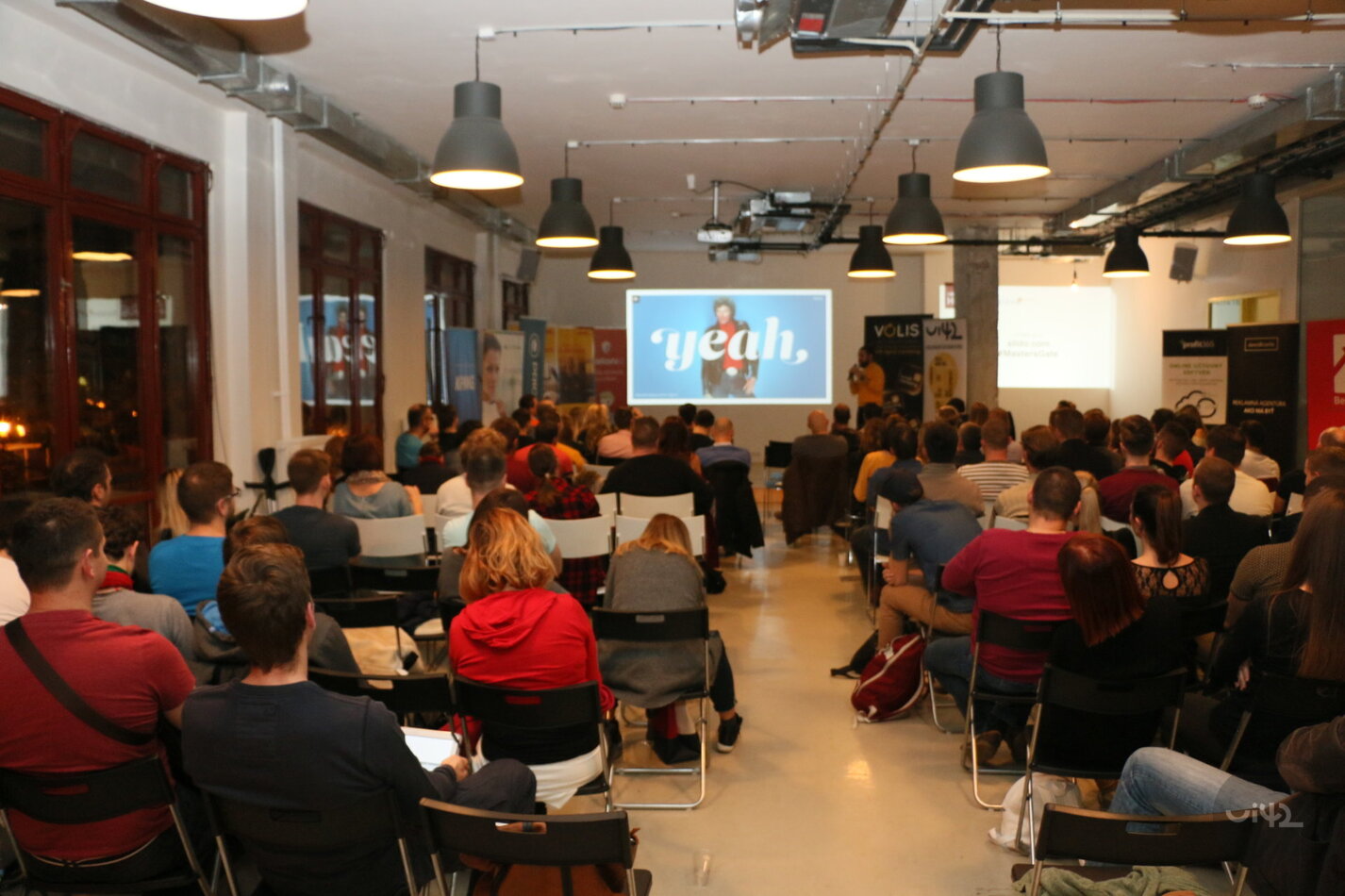 Přednáška na téma e-commerce s prezentací na plátně a publikem v konferenční místnosti.