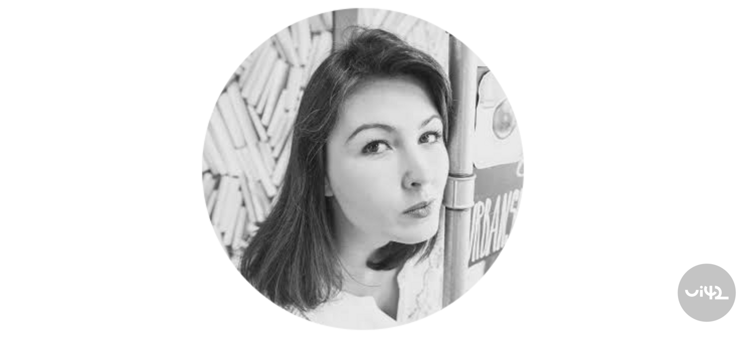 Žena pózující před kreativním pozadím