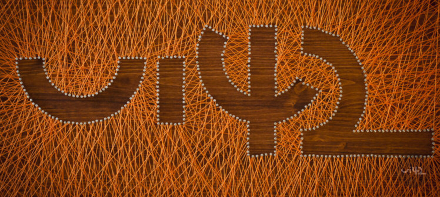 Dřevěný panel s abstraktním designem z nití a hřebíků