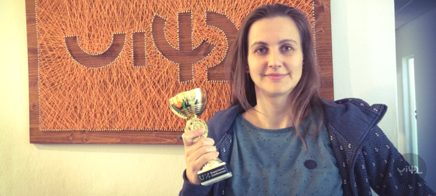 Žena drží trofej na mezinárodní konferenci Experience Conference.